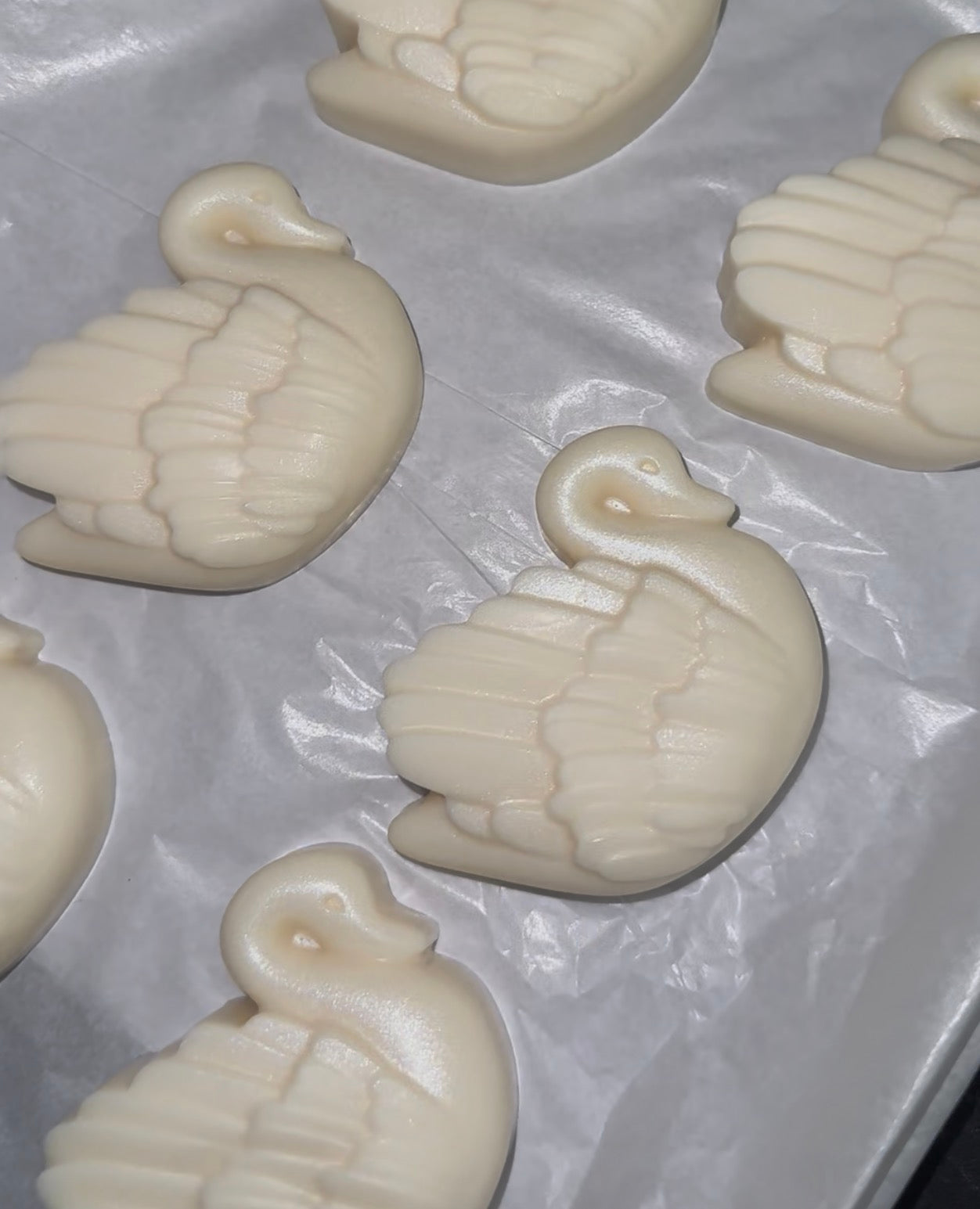 Love Swan Wax Melt (Custom) (1 Count) (unboxed, no lace)